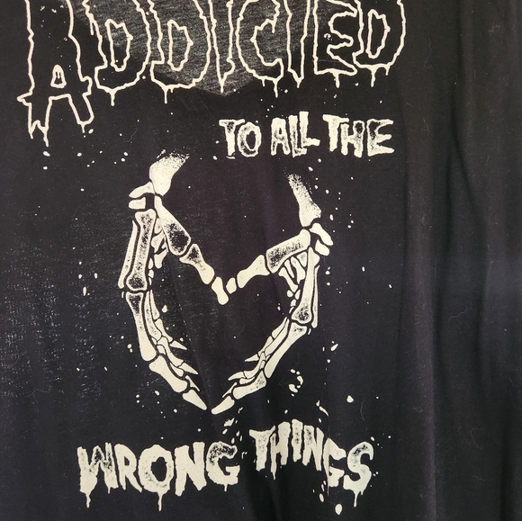 ADDICTED TO ALL THE WRONG THINGS! β οΈ π SS t-shirt. Never worn. - Picture 4 of 4